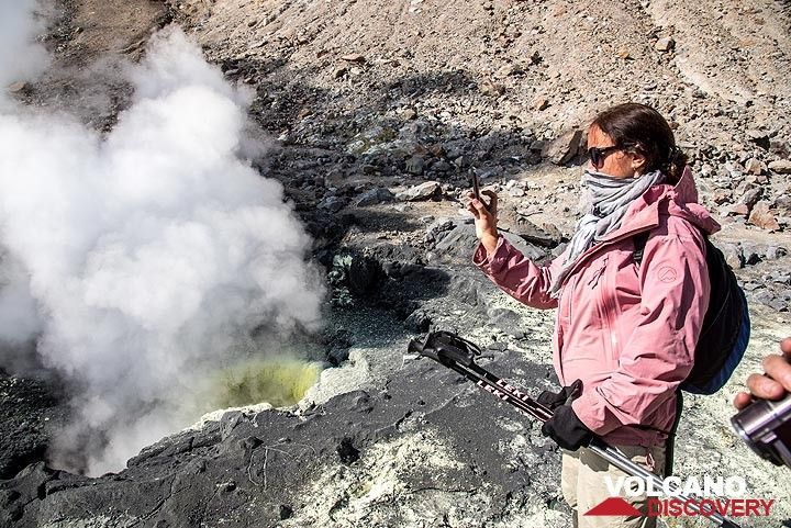 A year ago, this used to be a pond of dark gray boiling mud. Now, it has dried out and become a sulphur-covered fumarole. (Photo: Tom Pfeiffer)