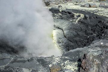 Vert foncé et jaune dans une fumerolle à Mutnovsky (Photo: Tom Pfeiffer)