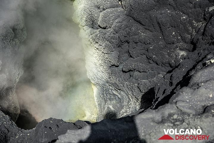 View into the fumarole vent that used to be dark gray boiling mud. (Photo: Tom Pfeiffer)