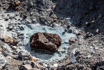 Türkisfarbenes Wasser aus einem Fluss entlang eines kleinen Tals mit Fumarolen. (Photo: Tom Pfeiffer)