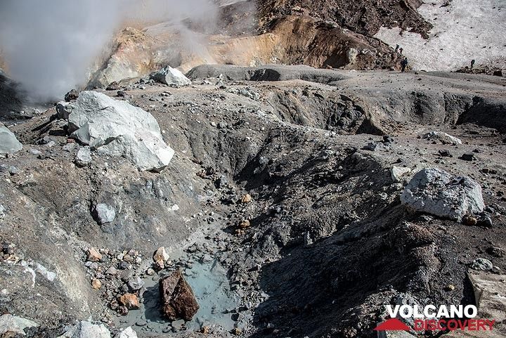 Altered volcanic rock landscape inside the crater. (Photo: Tom Pfeiffer)
