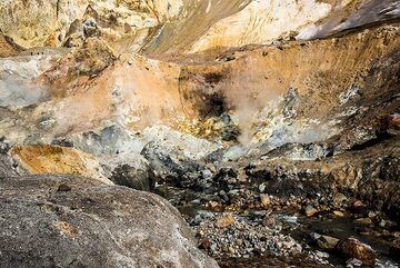 Colorful altered volcanic rocks at Mutnovsky volcano (Photo: Tom Pfeiffer)