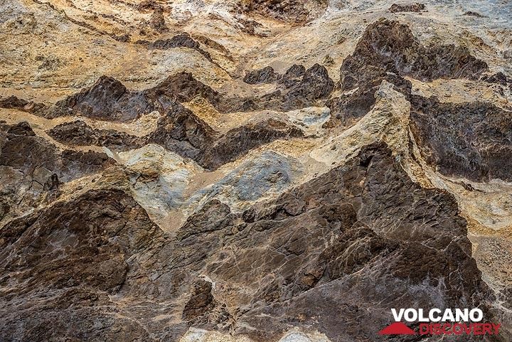 Zoom onto the dikes arranged as parallel planes cutting through older volcanic rock layers. (Photo: Tom Pfeiffer)