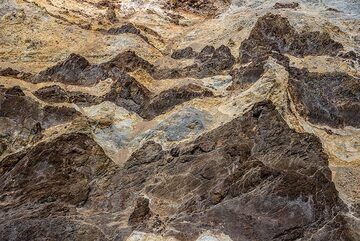 Zoomen Sie auf die Deiche, die als parallele Ebenen angeordnet sind und ältere vulkanische Gesteinsschichten durchschneiden. (Photo: Tom Pfeiffer)