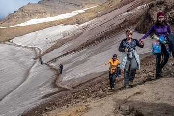 As it's Sunday and perfect weather, many small groups and families from Petropavlovsk take the 5-6 hours 4x4 drive for an excursion. At 3pm we still meet many people on their way up. (Photo: Tom Pfeiffer)