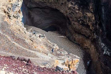 Blick in eine Schlucht, die das Gletscherschmelzwasser aus dem Tal ableitet. Beachten Sie, dass einige Personen den steilen Pfad hinabgestiegen sind, um einen genaueren Blick auf ... zu werfen. (Photo: Tom Pfeiffer)