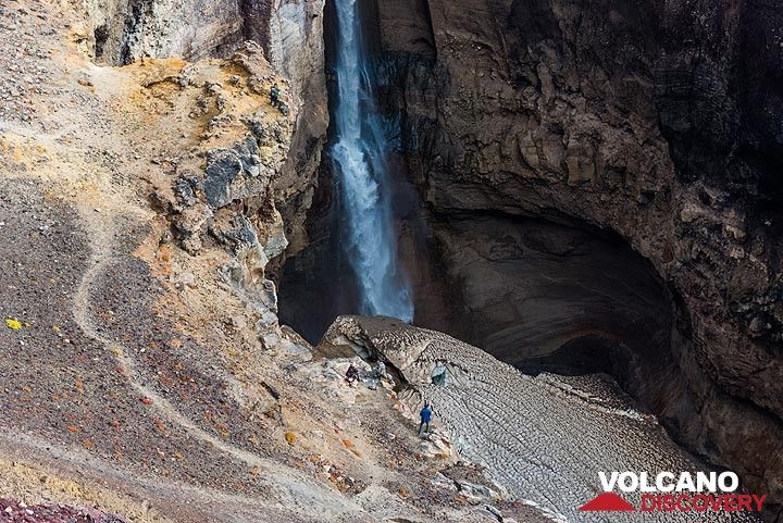 a 70 m tall waterfall. (Photo: Tom Pfeiffer)