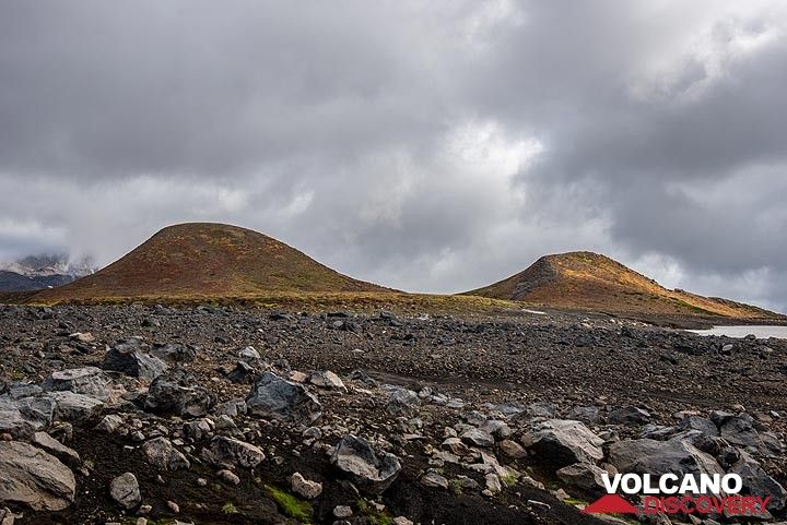 Two cinder cones near the Mutnovsky hut. (Photo: Tom Pfeiffer)