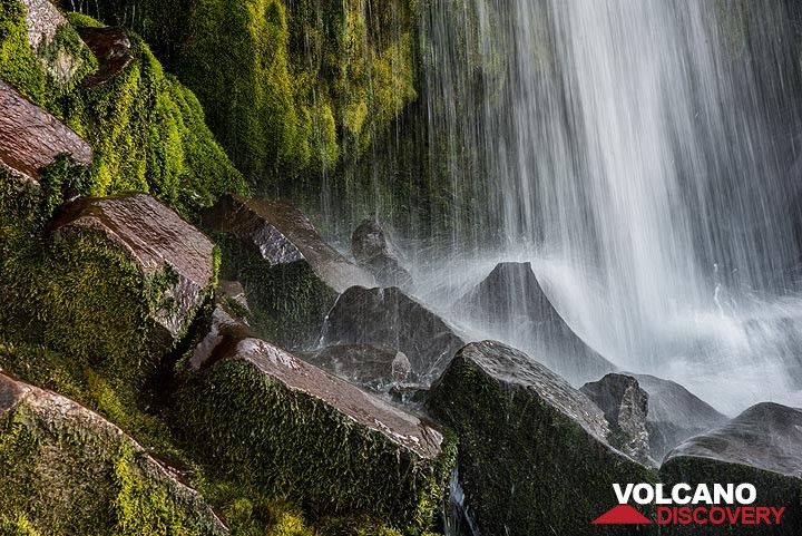 Waterfall with columnar lavas (1) (Photo: Tom Pfeiffer)