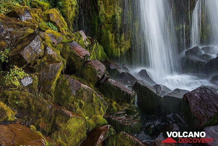 The polished rocks and broken-off pieces reveal columnar structures formed by the slow cooling of an ancient lava flow, now cut by the waterfall. (Photo: Tom Pfeiffer)