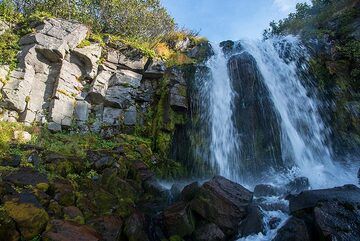 Kleiner Wasserfall aus einem der unzähligen Bäche der Gegend. (Photo: Tom Pfeiffer)