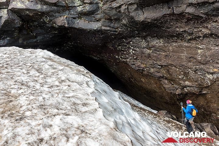 The entrance to the large lava tube, partially covered with ice. (Photo: Tom Pfeiffer)