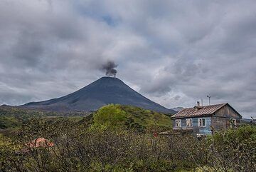 After an explosion at night during 3-4 Sep, the conduit of the volcano seems to have been "opened" again and we observe near-constant ash emissions during 4 Sep. (Photo: Tom Pfeiffer)