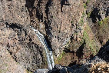 Small waterfall in the opposite wall where the side canyon meets the main one. (Photo: Tom Pfeiffer)