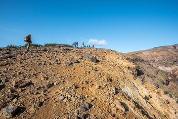 We slowly walk uphill along the northern edge of the canyon, constantly admiring the spectacular scenery. (Photo: Tom Pfeiffer)