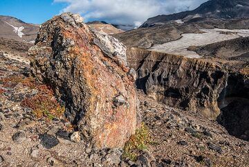 Block of altered volcanic breccia lying on the ground, probably transported here by glaciers. (Photo: Tom Pfeiffer)