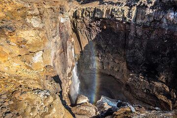 The waterfall generates a rainbow with the evening light. (Photo: Tom Pfeiffer)