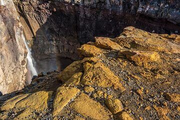Yellow-brown ocher as formed from alteration of volcanic rocks in this section. (Photo: Tom Pfeiffer)