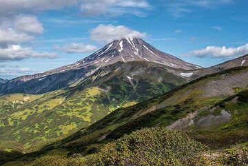 View of Vilyuchinsky volcano from the pass, a classic and stunning viewpoint. (Photo: Tom Pfeiffer)