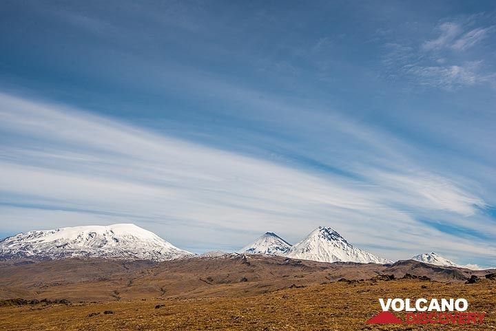 After climbing higher areas of the plateau, also Bezymianny volcano (r) is visible. (Photo: Tom Pfeiffer)