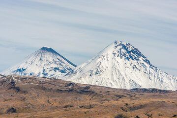 Die Vulkane Kljutschewskoi und Kamen, beide über 4500 m hoch, bilden ein beeindruckendes Stratovulkan-Duo. (Photo: Tom Pfeiffer)