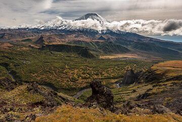 At the rim of the largest canyon of Central Kamchatka: it is almost 1000 deep and the natural watershed between the northern and the southern volcanoes in the group. (Photo: Tom Pfeiffer)