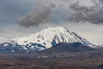 En regardant vers l'ouest, le volcan Zimina semble petit comparé à Tolbachik. (Photo: Tom Pfeiffer)