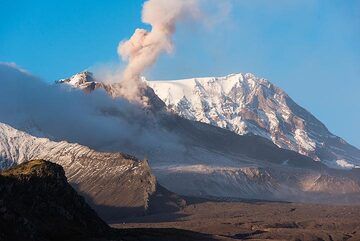 Première vue du dôme de lave du volcan Shiveluch, après que les nuages se soient partiellement levés dans l'après-midi (et que le vent ait un peu baissé). (Photo: Tom Pfeiffer)