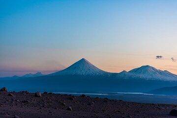 Silhouettes of Klyuchevskoy and Kristovsky / Ushkovsky volcanoes looking back S during the blue hour. (Photo: Tom Pfeiffer)