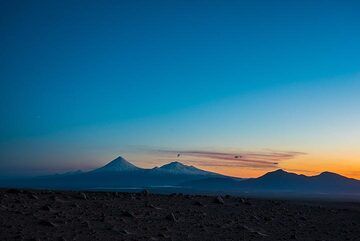 Volcanic sunset sihouettes (Photo: Tom Pfeiffer)