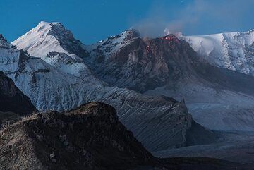 Apart from the active part of the dome visible as a mound on the upper right, a bright spot of incandescence is visible in the upper central area left of it. Sometimes, rockfalls occur from there as well. (Photo: Tom Pfeiffer)