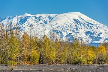 Ushkovsky volcano (Photo: Tom Pfeiffer)