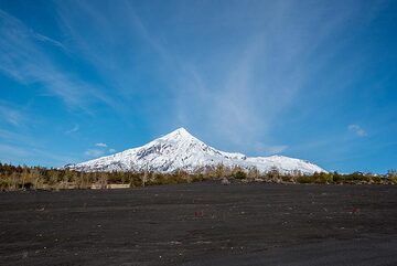 Ostry and Plosky Tolbachik ("pointed" and "flat") seen when reaching the vast lapilli fields on the southern rift zone. (Photo: Tom Pfeiffer)