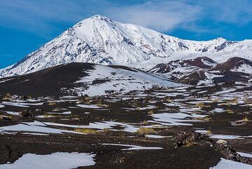 Approaching the upper parts of the rift zone where camp is located behind the cinder cones in the foreground. (Photo: Tom Pfeiffer)