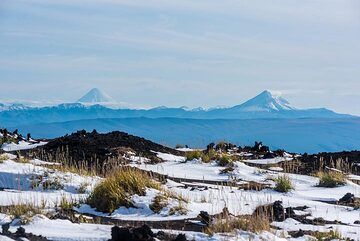 Au sud-est, le cône parfait du volcan Kronotzky et le volcan Kizimen toujours fumant sont visibles au loin. (Photo: Tom Pfeiffer)