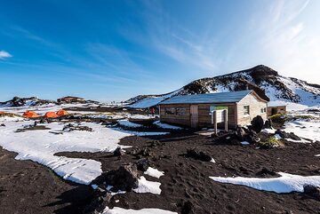 Tolbachik camp site; the bad weather during the previous weeks has left the first snow. (Photo: Tom Pfeiffer)