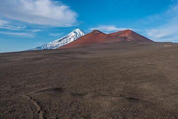 Looking back towards Tolbachik with one of the numerous ciner cones in teh foreground. (Photo: Tom Pfeiffer)