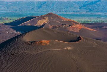 A row of cinder cones from another flank eruption is located just north of our viewpoint. (Photo: Tom Pfeiffer)