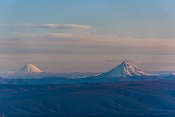 Kronotzky and Kizimen volcanoes in the evening. (Photo: Tom Pfeiffer)