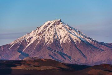 Udina volcano in the last sunlight. (Photo: Tom Pfeiffer)