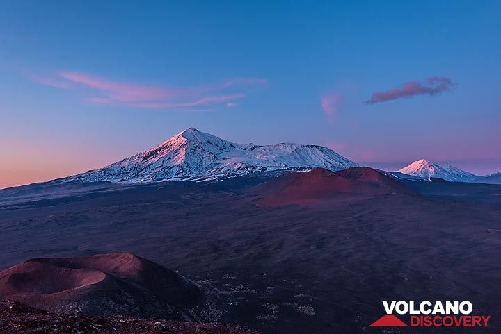 Sunset view of Tolbachik and Zimina volcanoes (Photo: Tom Pfeiffer)