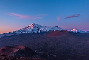 Vue du coucher de soleil sur les volcans Tolbachik et Zimina (Photo: Tom Pfeiffer)