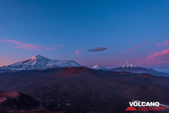 Last sunlight on the peak of Plosky Tolbachik (Photo: Tom Pfeiffer)
