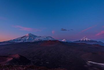 L'heure bleue commence à se coucher sur la majestueuse chaîne de volcans (Tolbachik, Zimina et Udina) (Photo: Tom Pfeiffer)