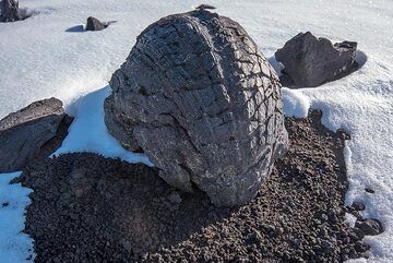 Seltsam geformte Lavabombe (Photo: Tom Pfeiffer)