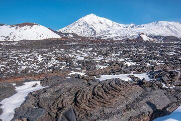 Some of the lava flow is ropy pahoehoe lava. (Photo: Tom Pfeiffer)