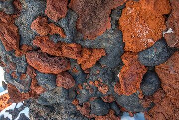 Dark, glassy pahoehoe lava intruded the gaps of oxidized 'a'a lava blocks. (Photo: Tom Pfeiffer)
