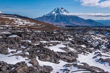 The main eastern lava flow branch with Udina volcano in the background. (Photo: Tom Pfeiffer)