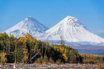 Klyuchevskoy and Kamen volcanoes (Photo: Tom Pfeiffer)