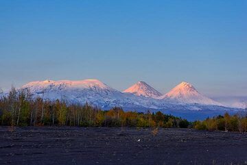 Sunset over the northern group of volcanoes (Photo: Tom Pfeiffer)